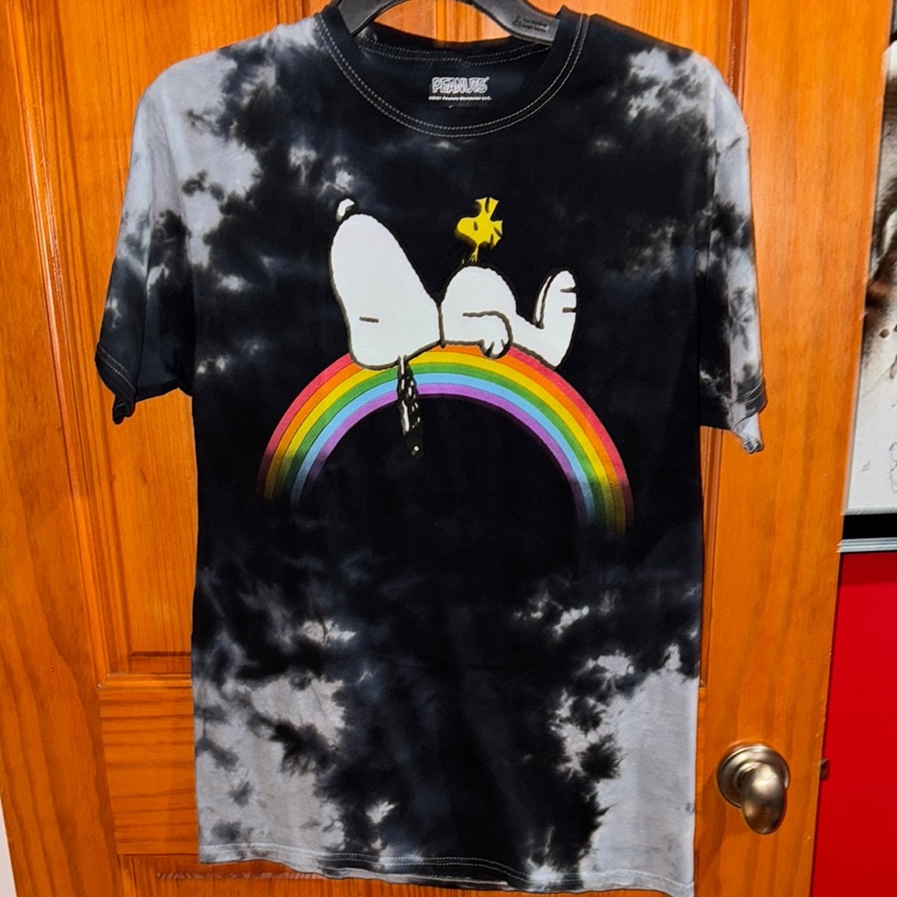 Hot Topic Black Tie-Dye Snoopy Rainbow Tee